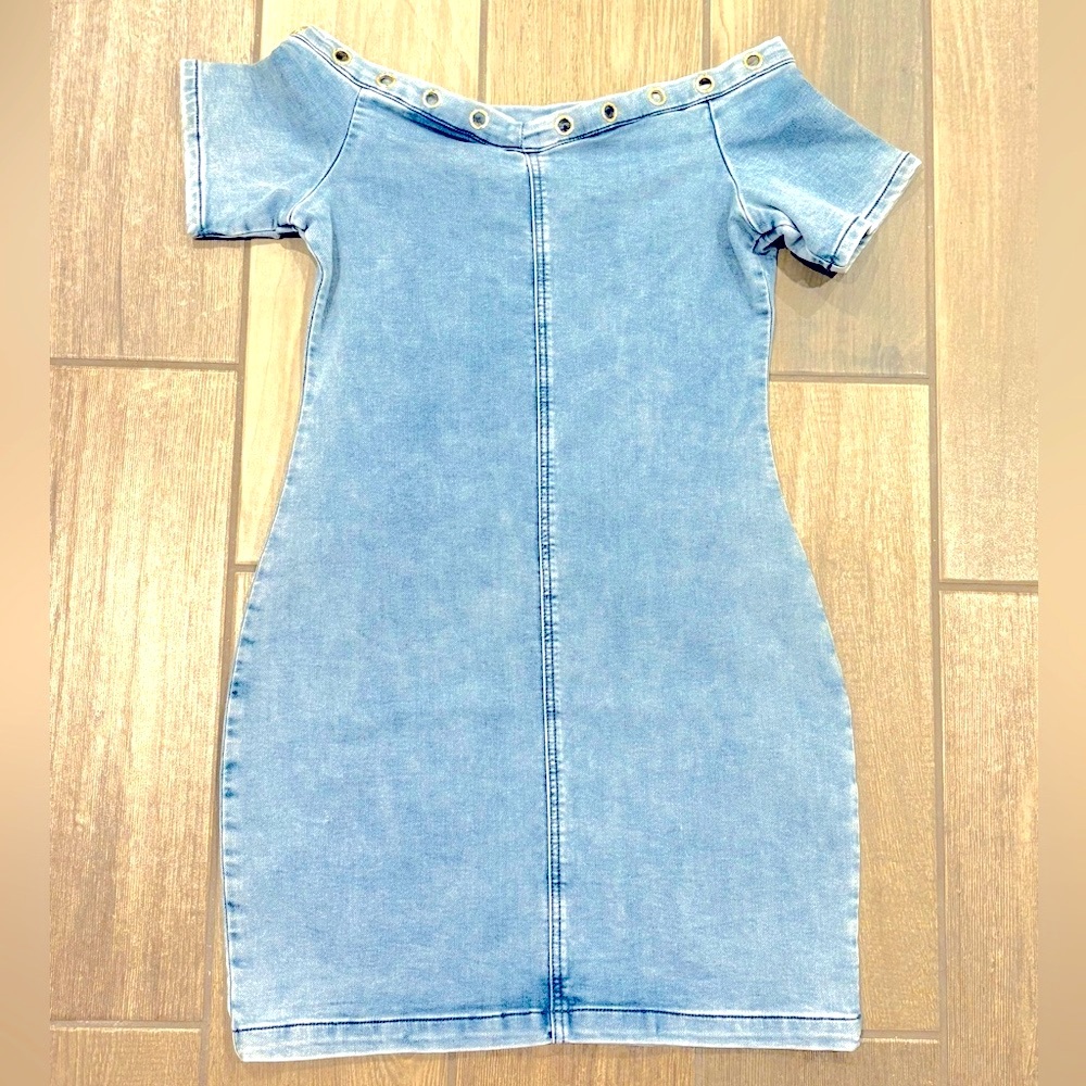 BEBE Off-Shoulder Denim Bodycon Dress – Grommet Detail – Size 6‎ - Picture 8 of 11